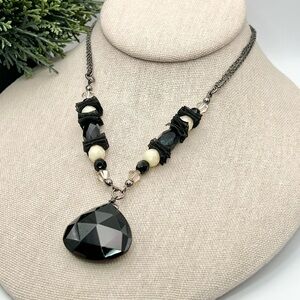 BLACK CRYSTAL NECKLACE